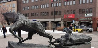 Örnsköldsvik – Ångermanlands största stad Bronsskulpturen ”Sörkörare” av Asmund Arle.